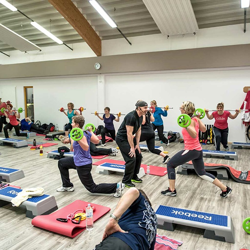 Gemeinsames Fitnesstraining im Kursbereich des SPORTPARK Lübben